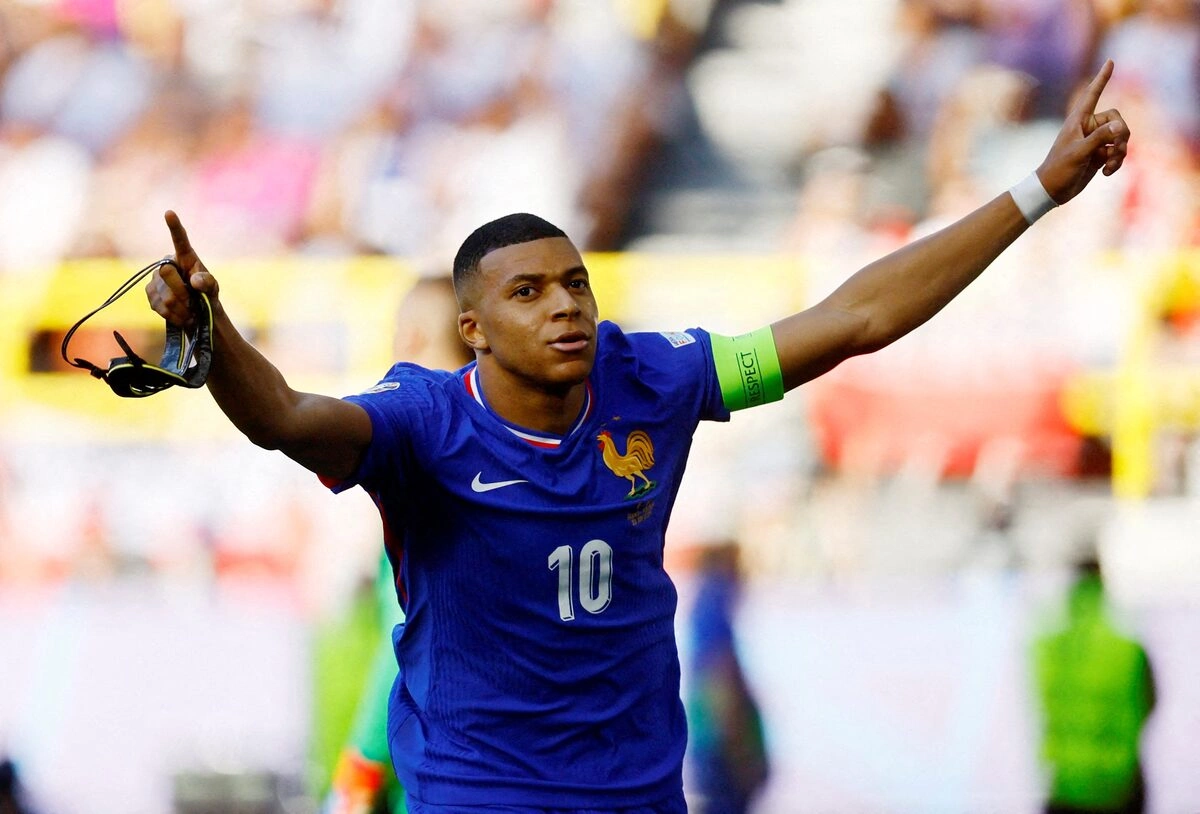 F8BET Cược Bóng Đá: Platini Khuyên Mbappe Tránh Chính Trị Để Giữ Lòng Người Hâm Mộ - hình ảnh - f8betv.vip