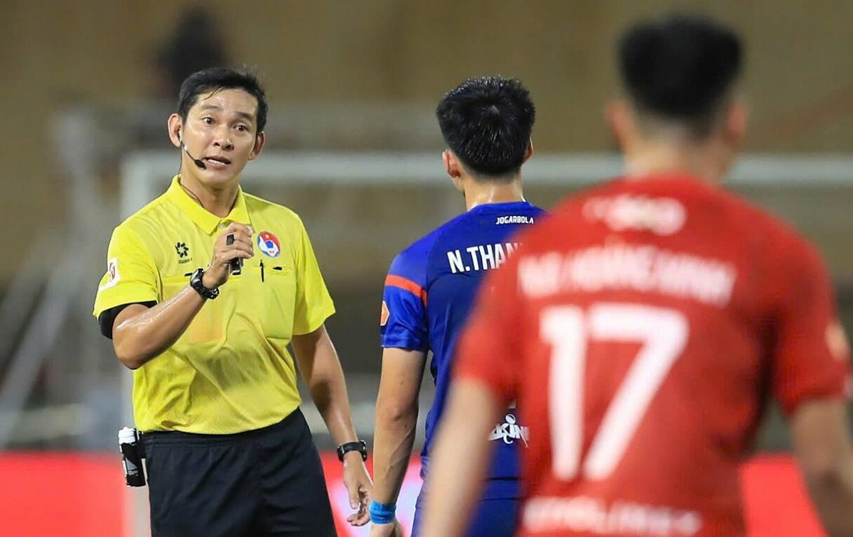 F8BET cược thể thao: Trọng tài V-League bị treo còi sau sai lầm nghiêm trọng dù dùng VAR - hình ảnh - f8betv.vip F8BET cược thể thao: Trọng tài V-League bị treo còi sau sai lầm nghiêm trọng dù dùng VAR - hình ảnh - f8betv.vip