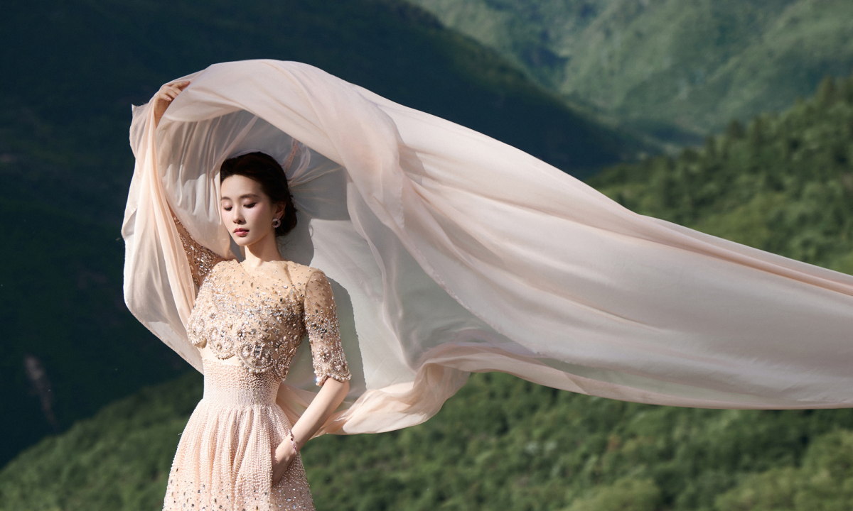 F8BET baccarat và màn catwalk ấn tượng của Lưu Thi Thi giữa thung lũng Cửu Trại Câu - hình ảnh - f8betv.vip