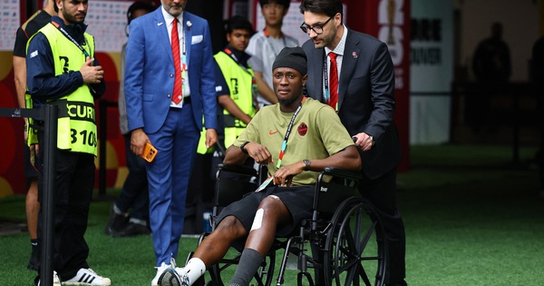 Tiền đạo Canada xuất hiện trên xe lăn sau chấn thương kinh hoàng, FIFA phạt nguội cực nặng sao Qatar - hình ảnh - f8betv.vip