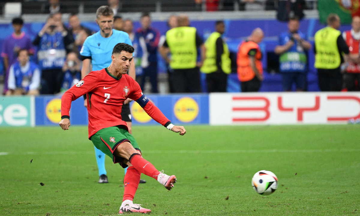 F8BET cược thể thao: Cựu thủ quân Uruguay gây tranh cãi khi nói Ronaldo sẽ vô địch World Cup nhờ trọng tài - hình ảnh - f8betv.vip