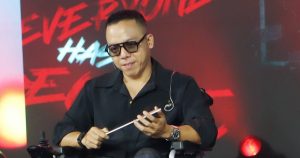 Hoàng Touliver ngồi xe lăn giao lưu fan, F8BET mobile đồng hành cùng cộng đồng giải trí