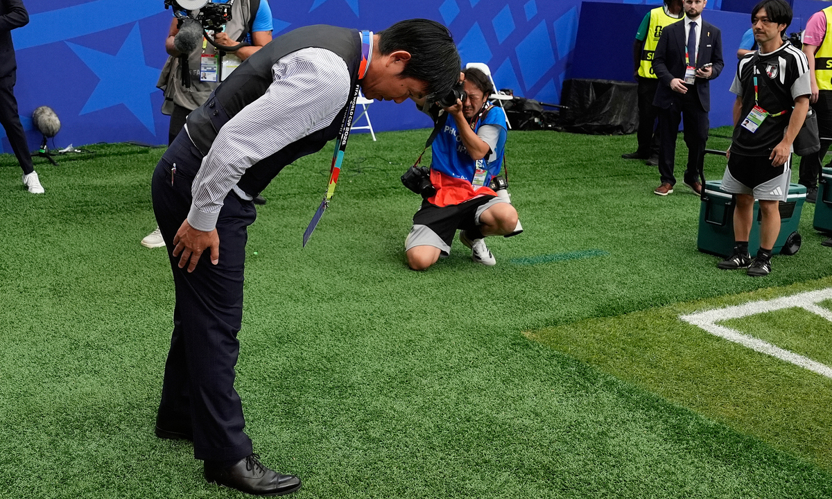 HLV Nhật Bản cúi đầu tri ân khán giả ở World Cup 2026 - hình ảnh - f8betv.vip