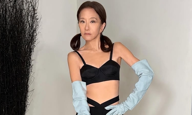 Vera Wang diện váy xuyên thấu, buộc tóc hai bên: Phong cách trẻ trung ở tuổi 77 - hình ảnh - f8betv.vip Vera Wang diện váy xuyên thấu, buộc tóc hai bên: Phong cách trẻ trung ở tuổi 77 - hình ảnh - f8betv.vip