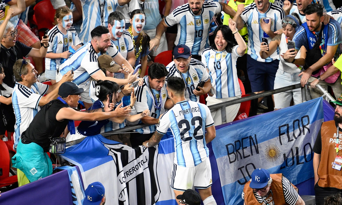 Báo Anh đặt dấu hỏi về việc tiền đạo Argentina thoát thẻ đỏ: góc nhìn mới cho người chơi Việt - hình ảnh - f8betv.vip